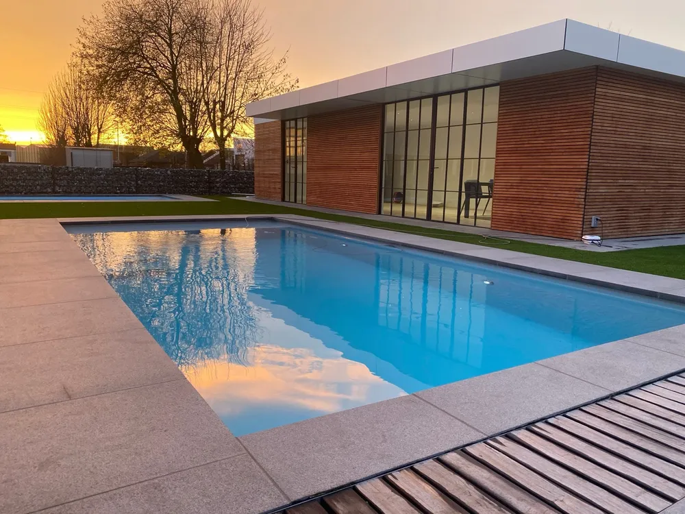 Fertiggestellter PoolFab-Pool im Sommer, Bild 1